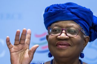 La directrice générale de l'Organisation mondiale du commerce (OMC) Ngozi Okonjo-Iweala a de quoi se réjouir avec l'entrée en vigueur de l'accord sur la pêche dans une période d'augmentation des tarifs douaniers américains (archives). KEYSTONE/MARTIAL TREZZINI
